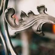 Smalti a solvente ferromicacei/antichizzati